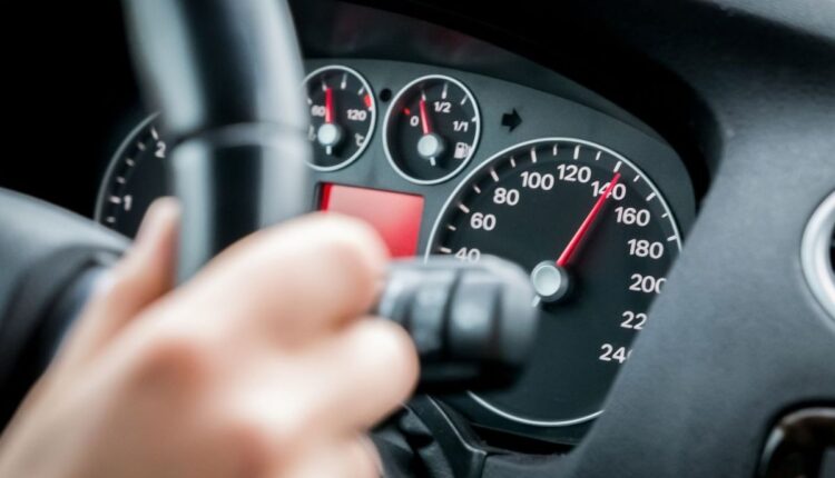 Um motorista usa táticas criativas para evitar penalidades no trânsito. Leia como atos irresponsáveis podem levar a consequências severas e a importância da segurança.