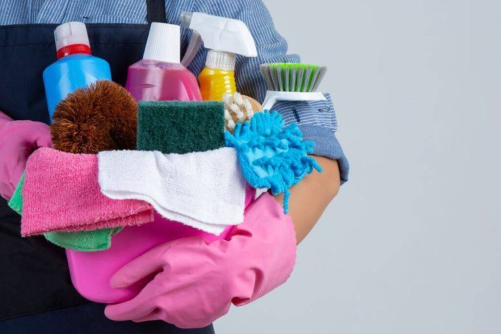 Mantenha sua casa limpa e segura! Evite misturar produtos de limpeza. Conheça os perigos e as precauções necessárias para uma limpeza eficaz.
