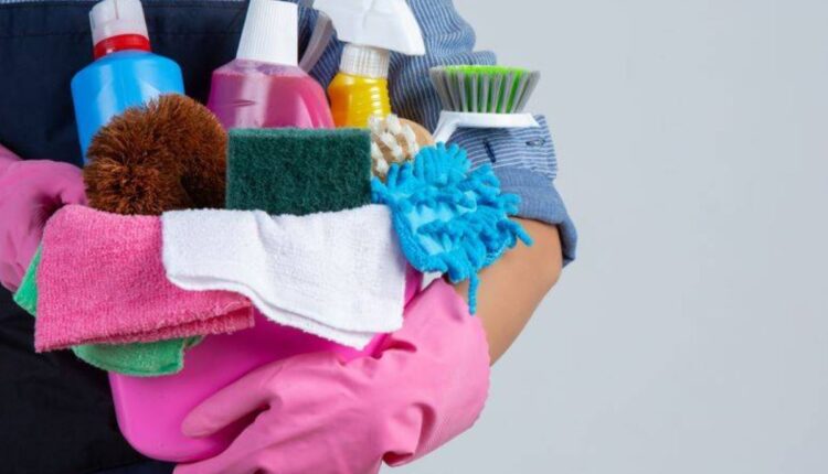 Mantenha sua casa limpa e segura! Evite misturar produtos de limpeza. Conheça os perigos e as precauções necessárias para uma limpeza eficaz.