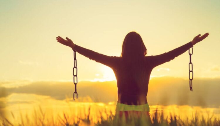 Pesquisa inovadora de Bristol oferece caminho científico para a felicidade duradoura. Incorporar gratidão, meditação e gentileza pode ser a chave para uma vida plena.