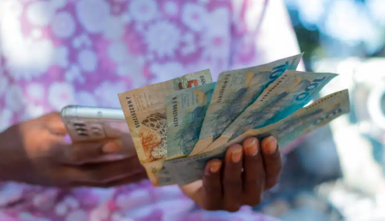 Saiba se você é beneficiário do Pé-de-Meia acessando o aplicativo Jornada do Estudante nesta quarta-feira. Incentivos que podem mudar sua trajetória educacional.