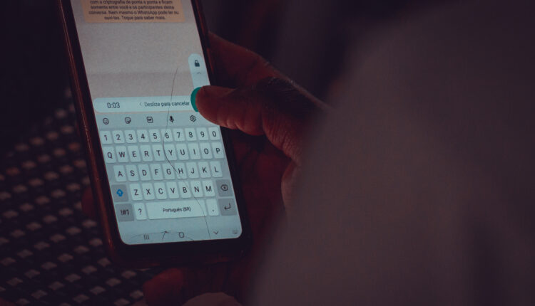 WhatsApp inova com transcrição de voz para texto: Saiba como essa ferramenta promete mudar a maneira como usamos mensagens de voz! (Foto: Jeane de Oliveira / Noticiadamanha.com.br).
