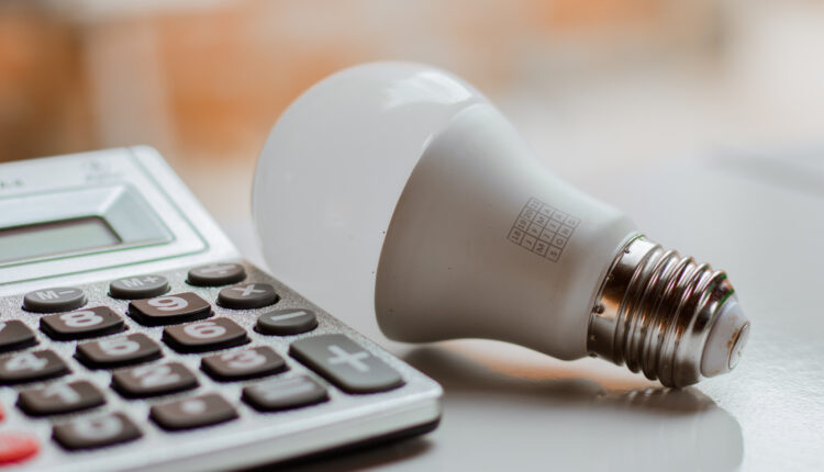 Não pague mais do que o necessário: ative a Tarifa Social de Energia Elétrica em abril e reduza sua fatura em até 65%. Veja como é simples! (Foto: Jeane de Oliveira / Noticiadamanha.com.br)