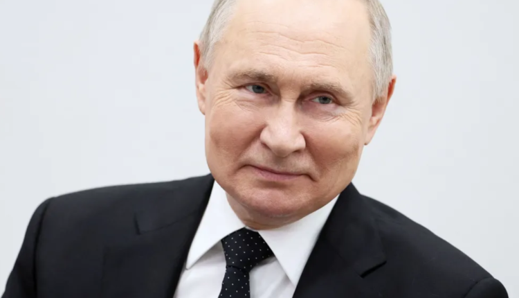 Com mais de 87% dos votos, Putin reforça sua posição no Kremlin e enfatiza a resiliência da Rússia. Líderes mundiais reagem à sua vitória.