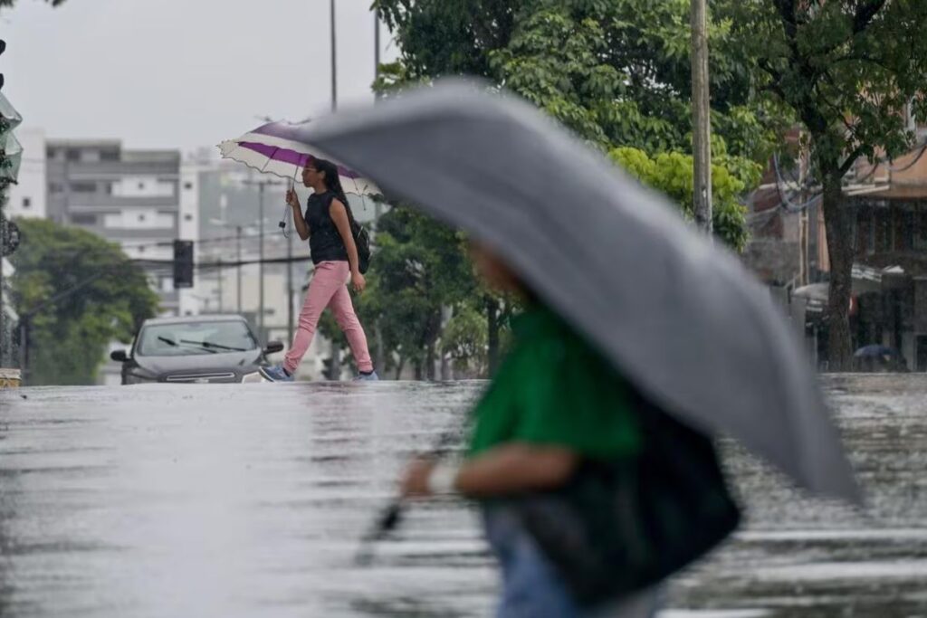 Alerta: Chuvas intensas atingem estados brasileiros, causando danos e transtornos. Saiba como se proteger e os cuidados necessários durante tempestades.