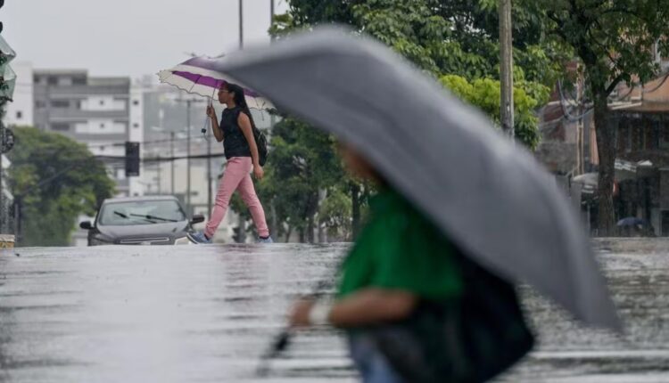 Alerta: Chuvas intensas atingem estados brasileiros, causando danos e transtornos. Saiba como se proteger e os cuidados necessários durante tempestades.