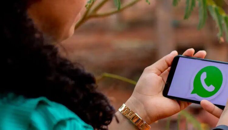 WhatsApp atualiza visual, gerando críticas. Mudanças incluem posição de menus e tom de verde. Conheça detalhes das alterações e a resposta da plataforma às reclamações.
