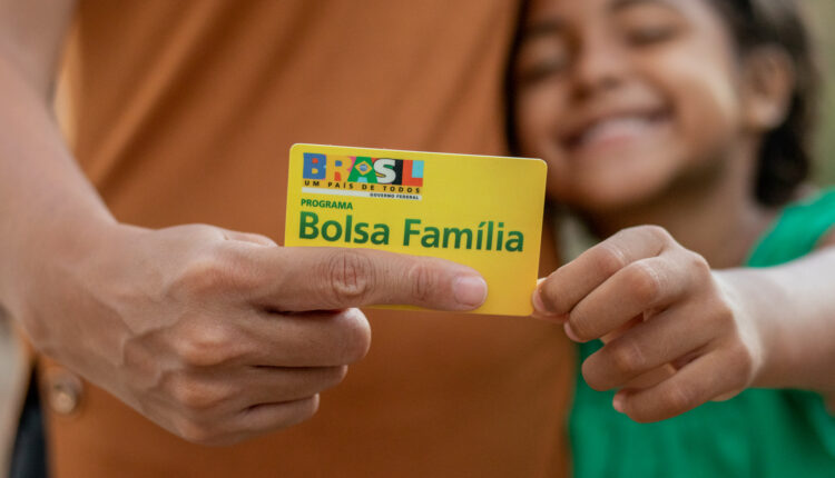 O impacto do término dos R$ 600 do Bolsa Família atinge milhões. Saiba quem corre o risco de perder o benefício e como navegar esse desafio. (Foto: Jeane de Oliveira / noticiadamanha.com.br)