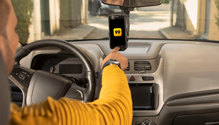 Motorista do app 99 dentro do carro.