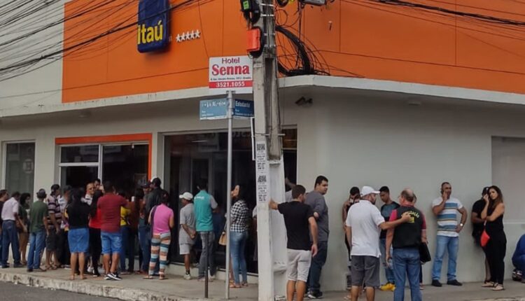 Fila banco Itaú.