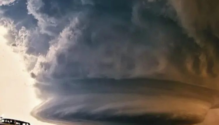 Foto de um anticiclone no céu, atingindo região.
