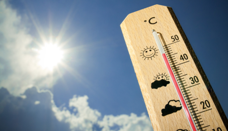 Céu ensolarado, com termômetro marcando temperatura alta.