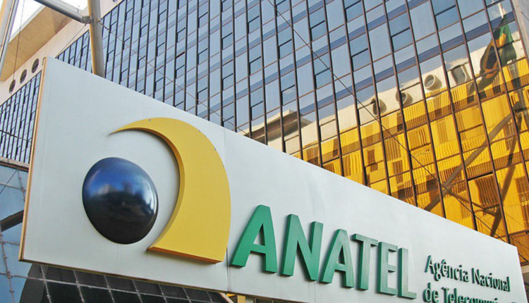 Foto de placa do prédio da Anatel.