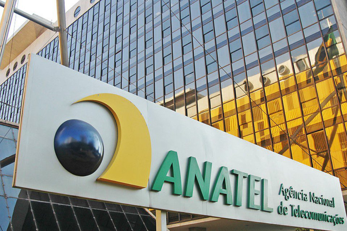 Foto de placa do prédio da Anatel.
