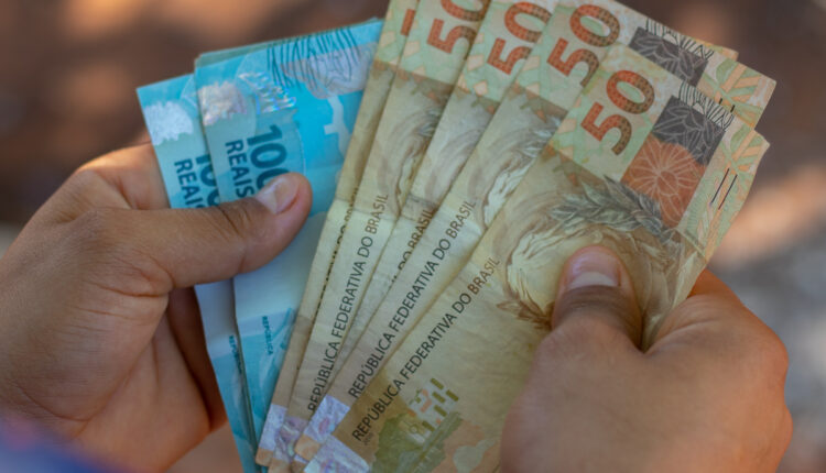 Aposentados saltam de ALEGRIA com pagamento extra neste mês de Abril
