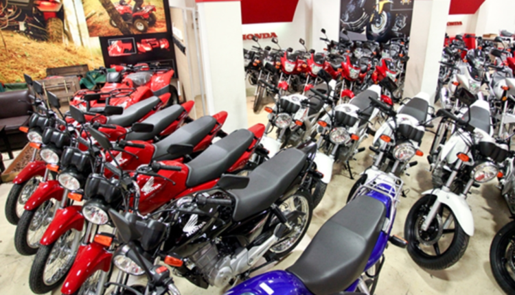Motos enfileiradas em concessionária.