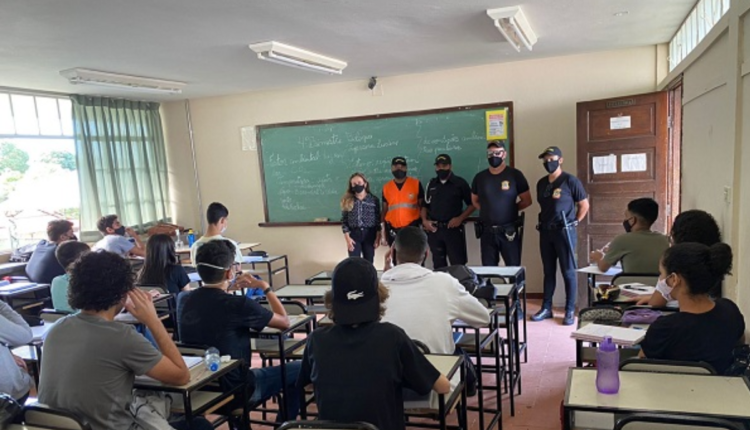 Foto de sala de aula de escola estadual.