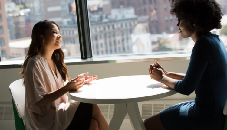Aumente sua habilidade de persuasão com esses 8 passos comprovados pela ciência, e abra portas para novas oportunidades e sucesso. (Foto divulgação)