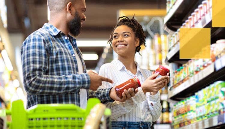 Casal realizando compras no supermercado,