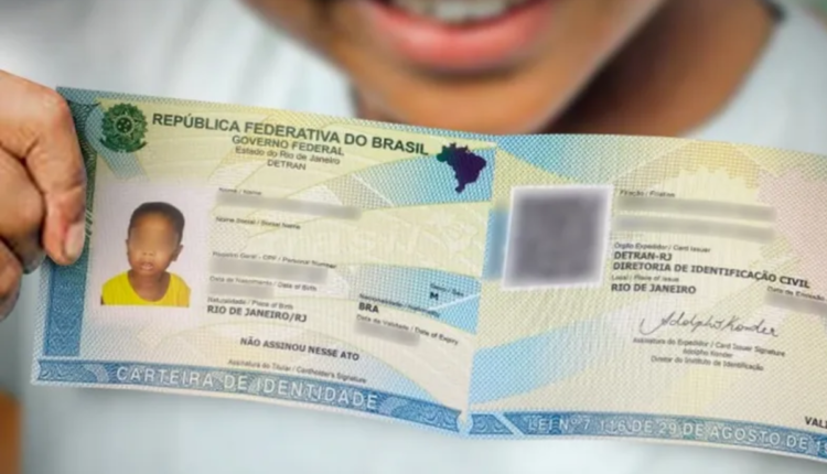 Menina segurando a nova identidade.