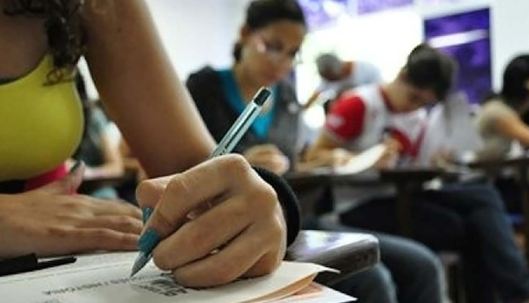 Estudantes realizando prova do Enem.