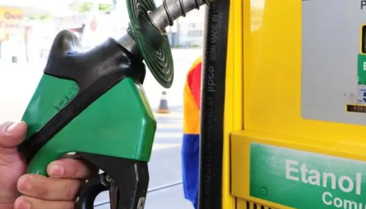 Bomba de gasolina em posto.
