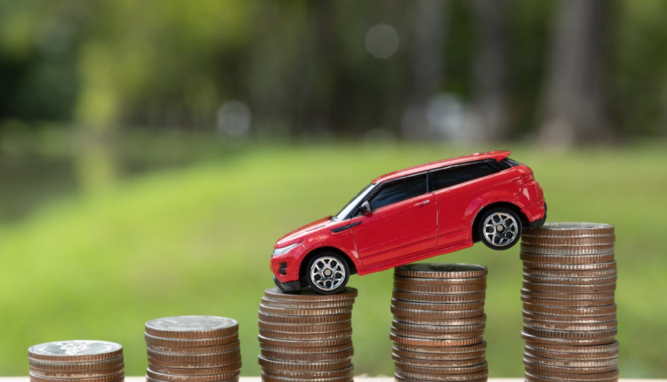 Foto de carro de brinquedo em cima de pilhas de moedas.