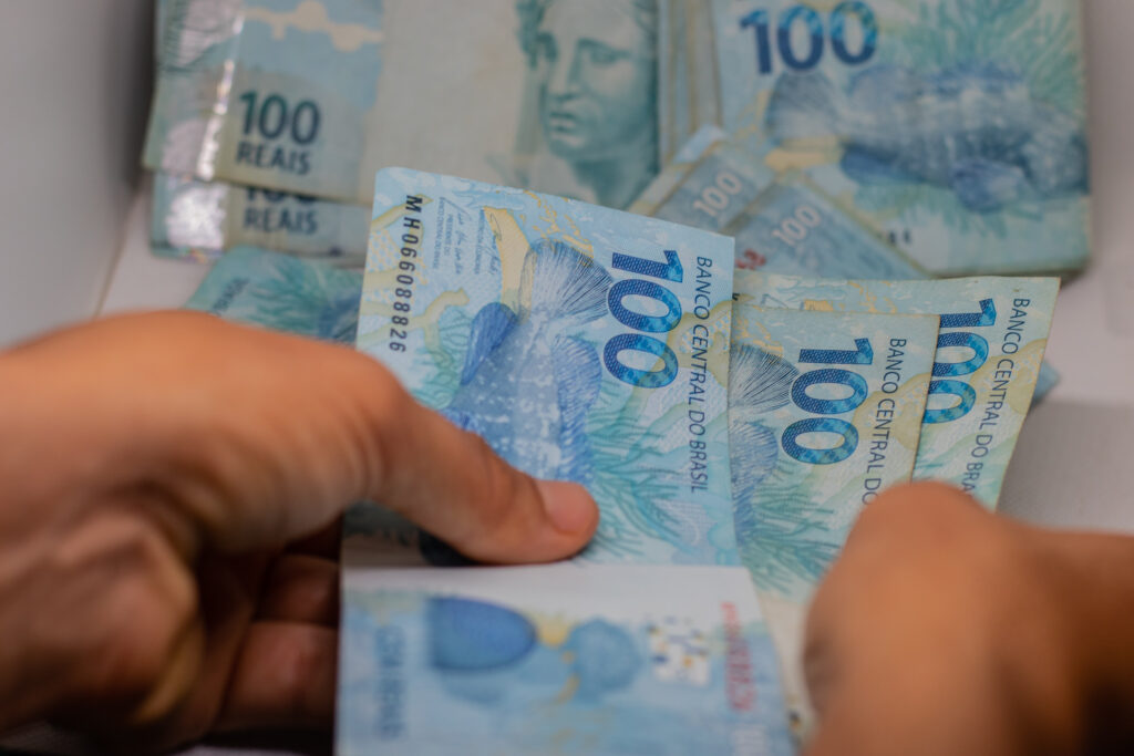 Governo confirma aumento de 6,37 no salário mínimo de 2025; confira