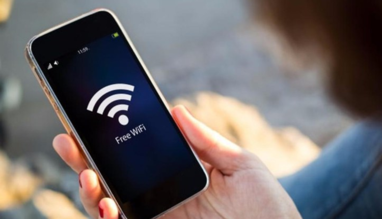 Celular com símbolo de wifi na tela.