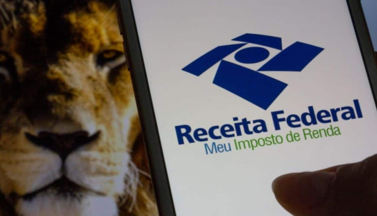 Celular abrindo aplicativo da Receita Federal.