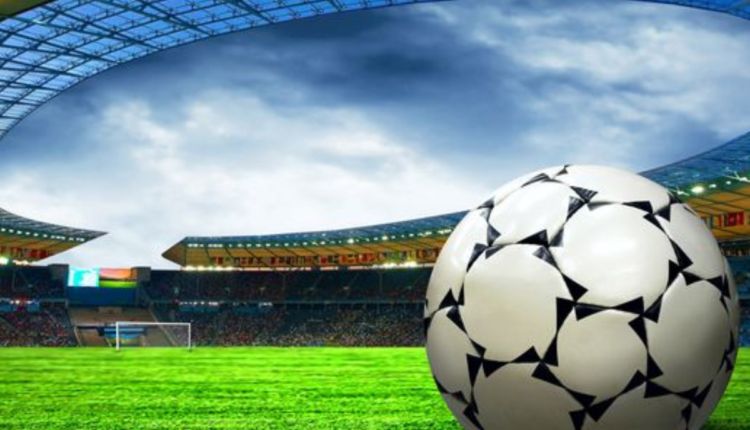 Foto de um estágio vazio, com bola a frente da câmera.