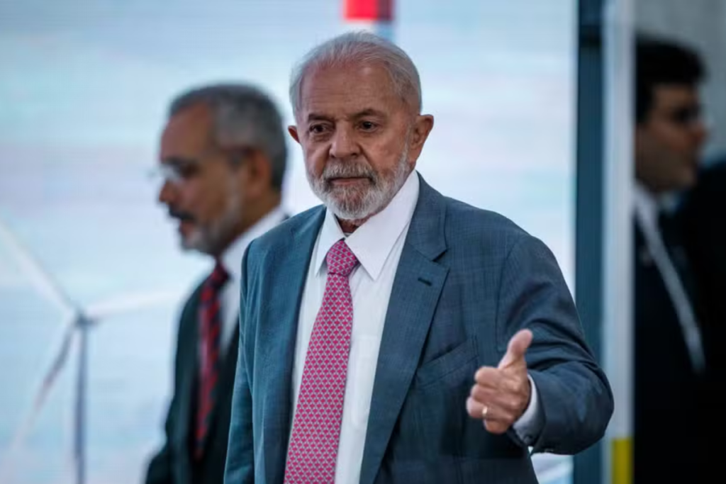 Foto do Presidente Lula acenando.