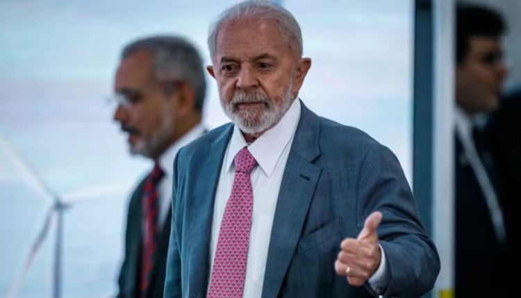 Foto do Presidente Lula acenando.