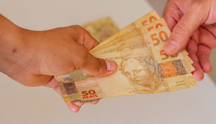 Abril traz boas notícias para beneficiários do Bolsa Família: Auxílio Gás e o inovador Pé-de-Meia prometem melhorar a vida financeira de muitas famílias. (Foto: Jeane de Oliveira / Noticiadamanha.com.br).