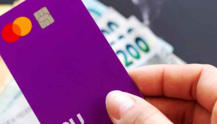 Cartão do Nubank com notas atrás.