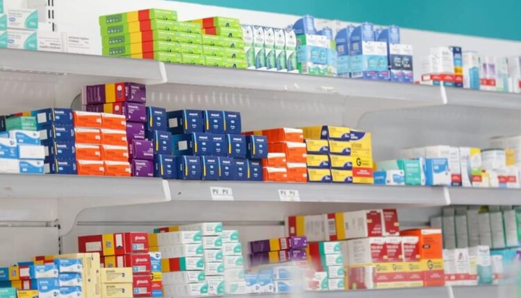 Medicamentos em prateleiras de Farmácia.