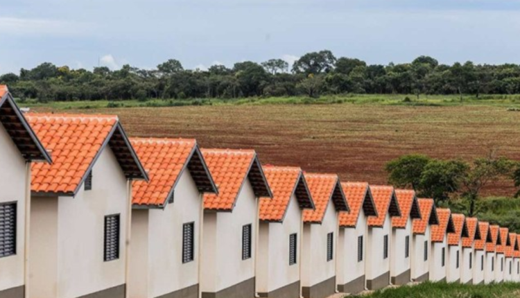 Foto de casas enfileiradas do Minha Casa, Minha Vida.