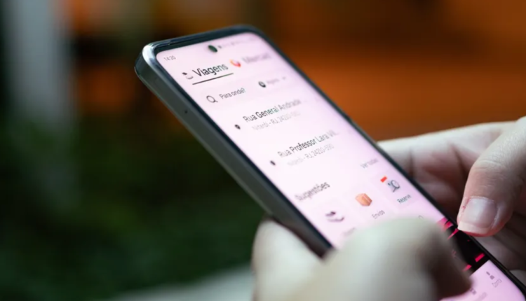 Pessoa mexendo no app da Uber no celular.