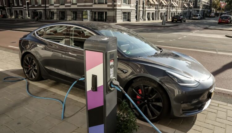 Carros elétricos.