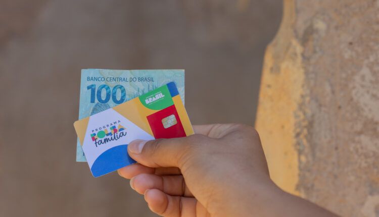 Cartão do Bolsa Faília com nota de dinheiro.