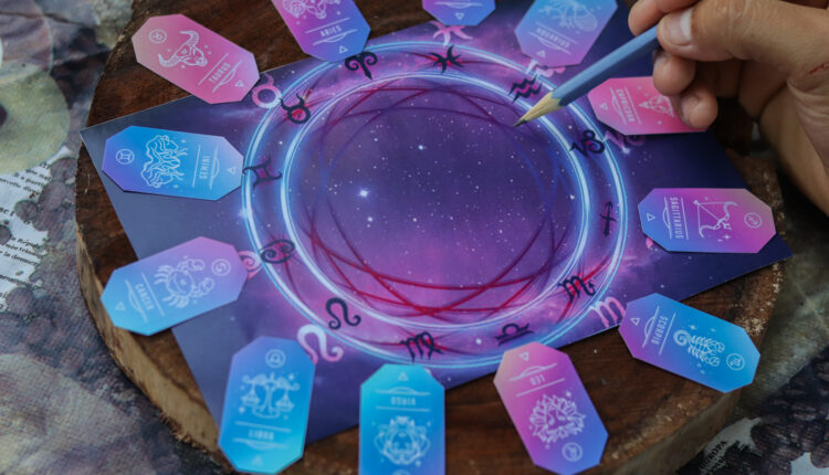 Roda astrológica com os signos do zodíaco.