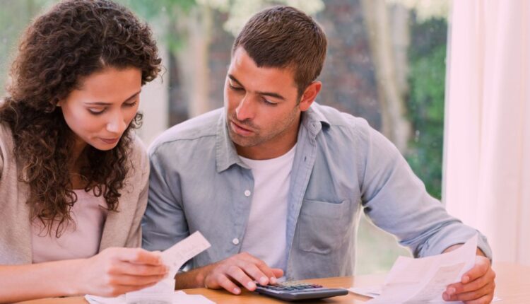Casal discutindo finanças.
