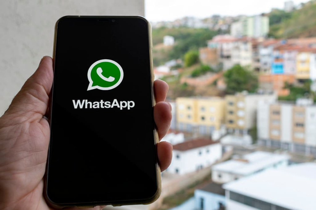Celular com logo do WhatsApp na tela.
