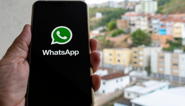 Celular com logo do WhatsApp na tela.