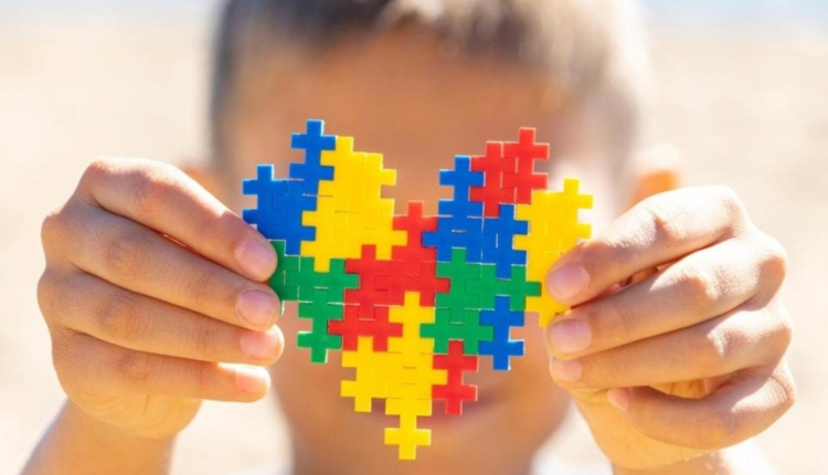 Conheça o BPC/LOAS, o benefício assistencial do INSS que pode ser requisitado por pessoas no espectro autista. Saiba como ele pode melhorar a qualidade de vida. (Foto divulgação)