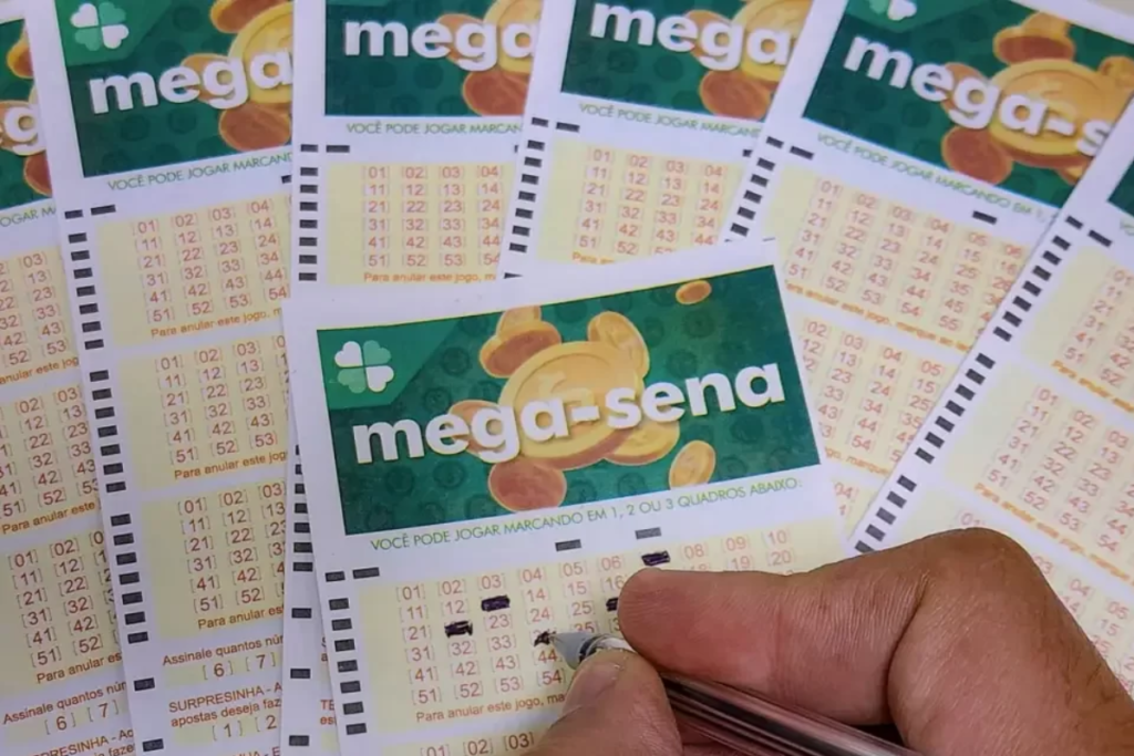 Cartelas da Mega-Sena com mão realizando marcações.