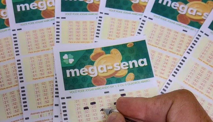 Cartelas da Mega-Sena com mão realizando marcações.