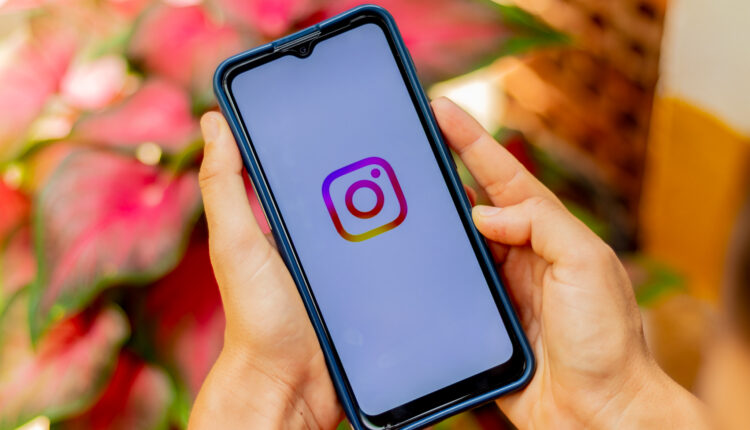 Tela do celular com a logo do Instagram.