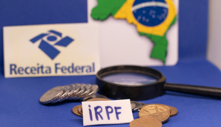 Lupa e mapa do Brasil com placa escrita