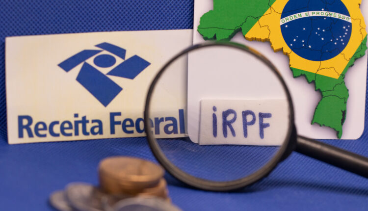 Placa do IRPF e Receita Federal.